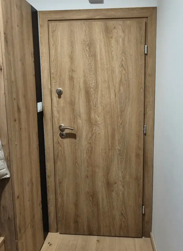 Zamontowane drzwi wewnętrzne w okleinie dąb z ościeżnicą regulowaną